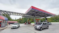 Na nekaterih Petrolovih črpalkah  so zaradi pomanjkanja kadra že 
skrajšali čas obratovanja. Težave s kadrom imajo tudi ostali 
ponudniki goriva.