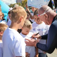 Plavalno ekipo so pričakali tudi učenci 5. c OŠ Dušana Bordona ter z radostjo počakali na podpis Martina Strela. 
