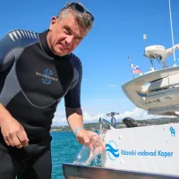 Martin Pregelj, direktor Rižanskega vodovoda Koper, si je po 
plavanju natočil kozarec čiste, filtrirane vode.  