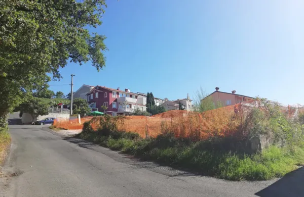 Soseska Dolge njive naj bi se prihodnje leto priklopila na 
komunalno infrastrukturo, ki jo bo zgradila družba Adriaing. 