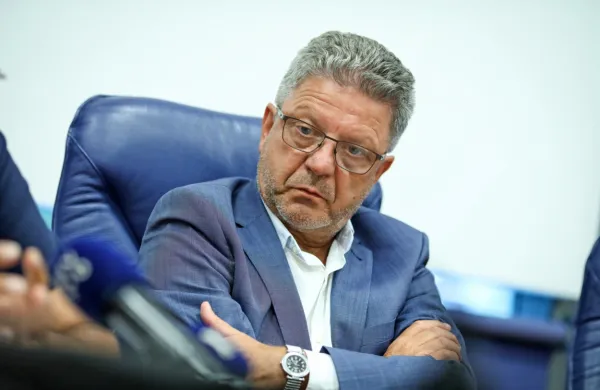 Konrad Kuštrin s Fidesom vztraja pri izstopu iz enotnega plačnega 
sistema.
