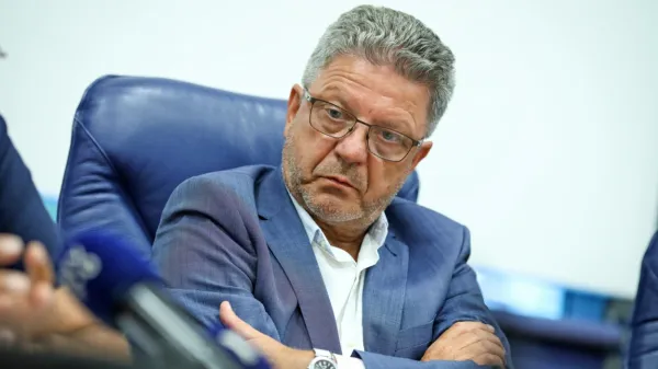 Konrad Kuštrin s Fidesom vztraja pri izstopu iz enotnega plačnega 
sistema.