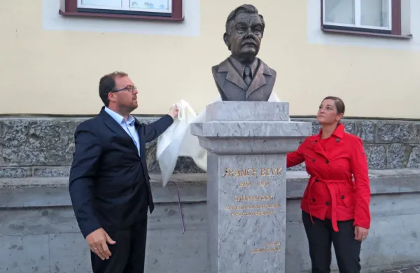 Doprsni kip Franceta Bevka akademske kiparke Katje Majer sta 
odkrila pobudnica postavitve, učiteljica Mojca Mavri in župan 
Cerknega Gašper Uršič.