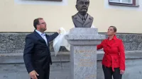 Doprsni kip Franceta Bevka akademske kiparke Katje Majer sta 
odkrila pobudnica postavitve, učiteljica Mojca Mavri in župan 
Cerknega Gašper Uršič.