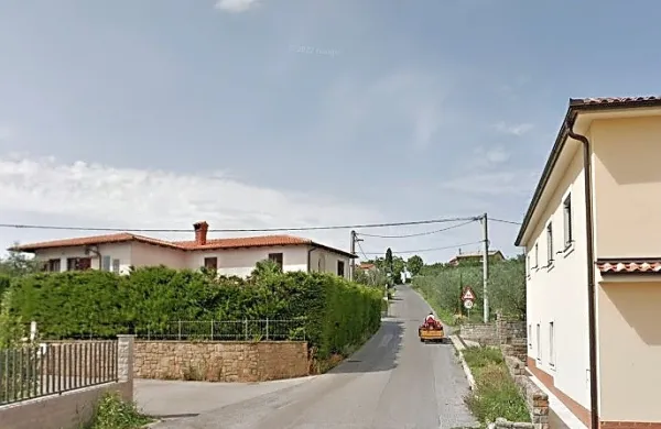 Domačini na Gažonu se sprašujejo, kdaj bo občina zgradila pločnik 
od Krožere do vasi, s čimer bo poskrbela za večjo varnost vseh 
udeležencev v prometu.  