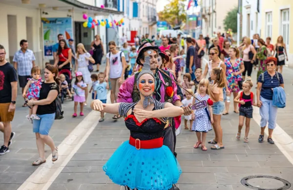 Najmlajše je drugi  festival pri Pri svetilniku v avgustu vabil kar z dvema premierama koprskega gledališča. 