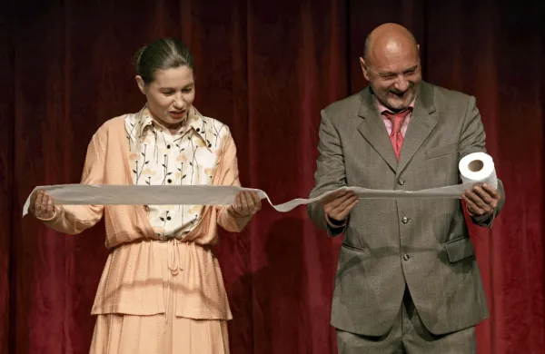 Paloma je predstava Slovenskega mladinskega gledališča, AGRFT in KUD Krik, ki bo gostovala v okviru izbirnih programov nove sezone.