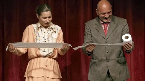 Paloma je predstava Slovenskega mladinskega gledališča, AGRFT in KUD Krik, ki bo gostovala v okviru izbirnih programov nove sezone.