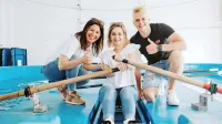 Urša in  Uroš s Sanelo Kadić (skrajno  levo) v  čolnarni izolskega 
Veslaškega kluba Argo 