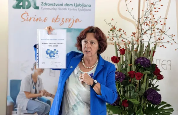 Štefanija L. Zlobec, predsednica združenja Spominčica - Alzheimer Slovenija, je opozorila, da se demence 
se še vedno drži zelo velika stigma, ozaveščanja o njej pa je še vedno premalo.
