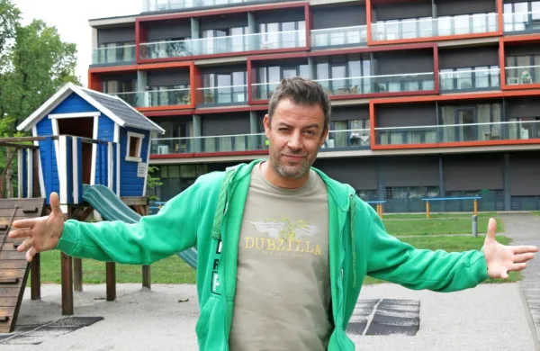 Klemen Klemen ob Centrom  starejših Trnovo in otroškim 
igriščem