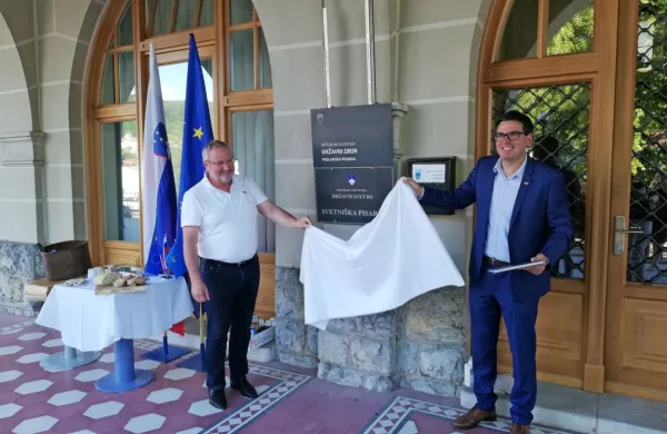 Takole je v prostorih Občine Ilirska Bistrica v prejšnjem mandatu 
poslansko pisarno odprl Andrej Černigoj (NSi). Primerov, ko so 
občine poslancem dale v najem prostor za poslansko pisarno, je 
nič koliko. 