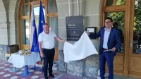 Takole je v prostorih Občine Ilirska Bistrica v prejšnjem mandatu 
poslansko pisarno odprl Andrej Černigoj (NSi). Primerov, ko so 
občine poslancem dale v najem prostor za poslansko pisarno, je 
nič koliko. 