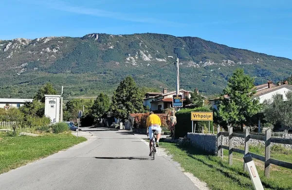 Skozi naselje bo urejen le pločnik za pešce, kolesarji si bodo 
vozišče delili  z vozniki motornih vozil.