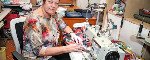 “Poskušam biti čim bolj praktična. Ocenim, koliko bo stalo neko 
delo, nato stranki predlagam rešitev, ki je tudi zanjo sprejemljiva,” 
opiše svoj način dela koprska šivilja Miriam Benigar. 