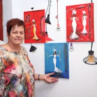 Miriam Benigar ob seriji dam, ki jih je naslikala za opremo 
bodočega butika z oblačili.