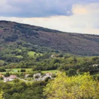 Ravnica (pogled z zaselka Sedovec) je eno od izhodišč za pohod na hriba Škabrijel in Sveti  Danijel.  