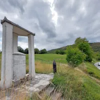 Ob poti na Škabrijel je spomenik slovenskim vojakom, padlim med prvo vojno. 