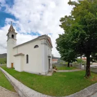 Cerkvica je bila zgrajena leta 1929, prejšnja je bila porušena leta 1917. Ob cerkvi je spomenik žrtvam druge svetovne vojne. 