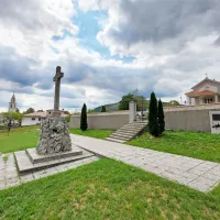 Na pokopališču iz 1. svetovne vojne je pokopanih več tisoč avstro-ogrskih vojakov, padlih v bojih za Škabrijel. 