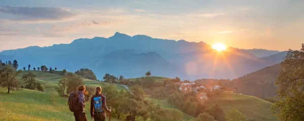 Zadnja leta se število pohodnikov skokovito povečuje. Koliko jih je, je težko oceniti, znan je okvirni podatek, da  Alpe Adria  in Juliana Trail   pritegneta več kot 10.000 pohodnikov letno.    