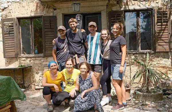S pomočjo prispevkov in pomoči ima družina Batelj spet streho 
nad glavo. 