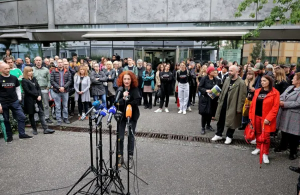 Predsednica generalnega vodstva stavkovnega odbora in Koordinacije novinarskih sindikatov RTVS Helena Milinković je na 
novinarski konferenci od stavki dejala, da je vodstvo RTVS do zdaj 
proti dvema zaposlenima poskušalo sprožiti disciplinska postopka, ker sta na spletu javno izražala svoje mnenje. 