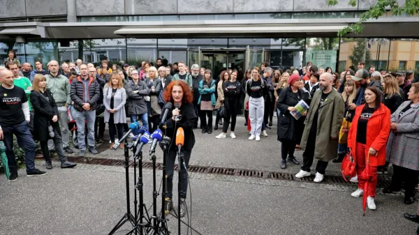 Predsednica generalnega vodstva stavkovnega odbora in Koordinacije novinarskih sindikatov RTVS Helena Milinković je na 
novinarski konferenci od stavki dejala, da je vodstvo RTVS do zdaj 
proti dvema zaposlenima poskušalo sprožiti disciplinska postopka, ker sta na spletu javno izražala svoje mnenje. 