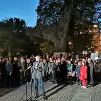 Na shodu Za  javno RTV na Trgu Republike je imel govor pravnik 
Dragan Petrovec.