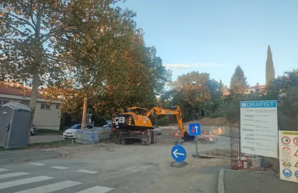 Večje parkirišče za trgovino Mercator