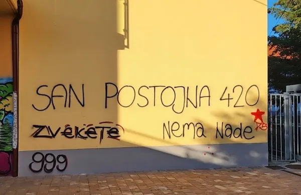 Postojnčane  so  vznemirili grafiti,  ki  so se  pojavili  na   pročelju  šole  
in  knjižnice.