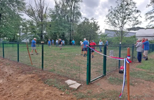 Ob jezercu pri Volčji Dragi so pripravili poseben prostor, namenjen  
škuljanju.