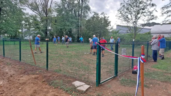 Ob jezercu pri Volčji Dragi so pripravili poseben prostor, namenjen  
škuljanju.