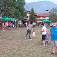 Na Vogrskem so za škulje poprijele tudi dekleta in žene, otroci in 
drugi, ki sicer ne tekmujejo.