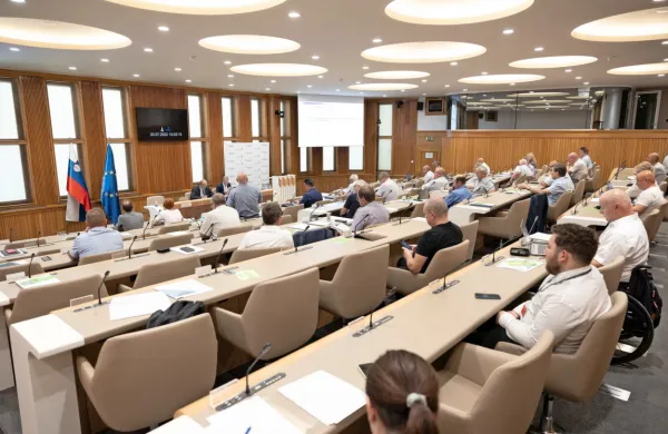 Proračun državnega svete za leto 2023 je 2,7 milijona evrov. Dovolj 
za očitke, da je ta institucija predraga za to, kar doprinese k 
demokraciji.  
