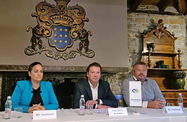 Peter Bolčič (ob njem Tina Mojškerc in Marko Štrkalj) napoveduje, 
da si bo prizadeval za dostopno in spodbudno okolje, ki bo nudilo   
razvojne priložnosti obrtnikom in podjetnikom.