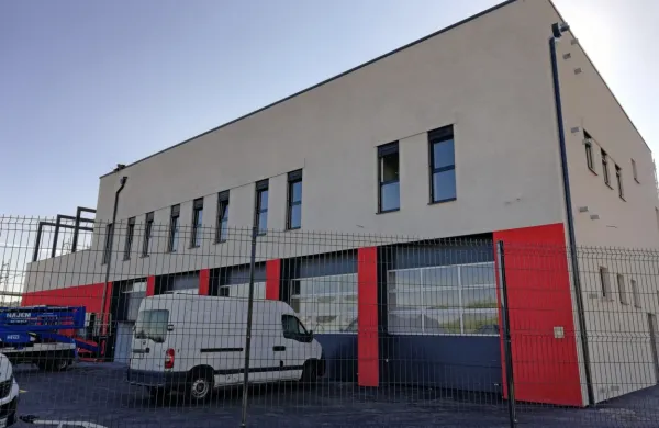 Na severni strani bosta    dva  vhoda: levo od garaž  tisti za  gasilce in 
skrajno levo  za gasilsko zvezo, na desni bočni strani pa še za  
civilno zaščito.  