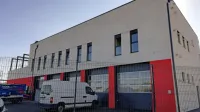 Na severni strani bosta    dva  vhoda: levo od garaž  tisti za  gasilce in 
skrajno levo  za gasilsko zvezo, na desni bočni strani pa še za  
civilno zaščito.  