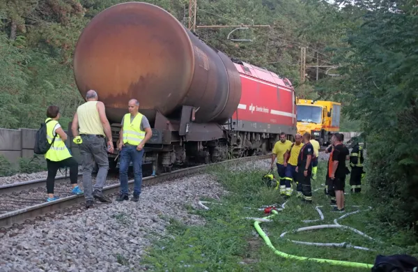 Pri nedavnem trčenju lokomotiv, tik nad izvirom Rižane, je bila prava sreča v nesreči, da sta cisterni, polni bencina, zdržali udarec. 