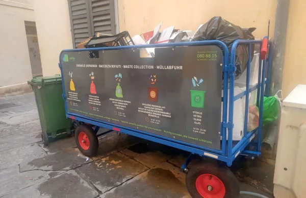 Voziček za zbiranje odpadkov z ene od piranskih ulic. 