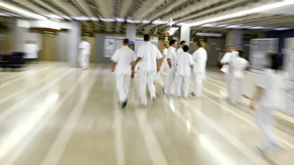 Zdravniki specialisti splošne medicine so lani zaslužili povprečno po 3287 evrov neto, zdravniki specialisti (razen splošne medicine) pa po 3342 evrov neto.