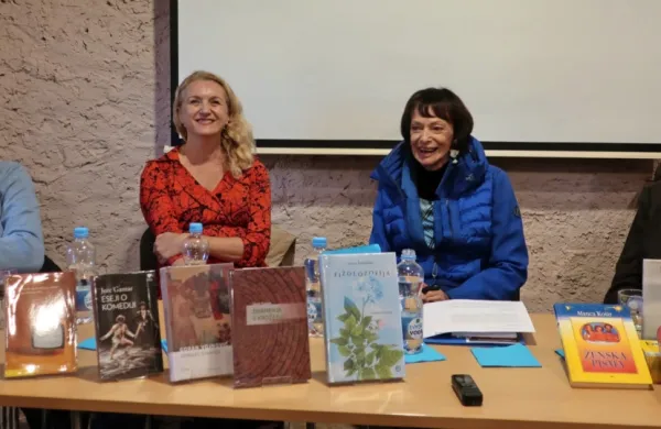 Tokrat so  z Manco Košir (v modrem) besedovali  (z leve) nominiranci Goran Vojnović, Irena Štaudohar in Tomaž Grušovnik, 
priti nista mogla Jure Gantar in Uroš Zupan.  
