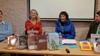 Tokrat so  z Manco Košir (v modrem) besedovali  (z leve) nominiranci Goran Vojnović, Irena Štaudohar in Tomaž Grušovnik, 
priti nista mogla Jure Gantar in Uroš Zupan.  