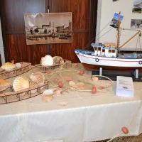 Čeprav ladij, kot sta bili  Riba 1 in Riba 2  iz leta 1981, že deset let ni 
več, je lokalna identiteta   še vedno močno povezana z  ribištvom.  