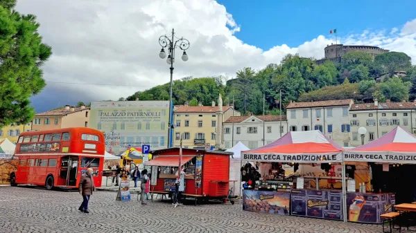 Včeraj so potekale še zadnje priprave pred sinočnjim odprtjem 
Okusov na meji, ki bodo do nedelje napolnili Gorico.