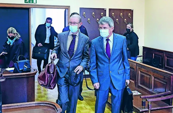 Sojenje  Stanislavu  Valantu    in  Franciju  Strajnarju  se  je  začelo  že  
lani  novembra,    včeraj  se  je  moralo sodno  kolesje  pognati  znova,  
saj  je  prišlo  do  spremembe  v  senatu.  