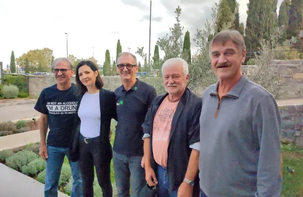 Armando Baruca, Lara Baruca in njen oče Adrijano Baruca, Marino 
Marinac in Ervin Može (na fotografiji z leve) ob predstavitvi 
jubilejnega koncerta skupine Platana.  