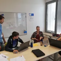 Utrinek z Nasinega hackathona v sežanskem inkubatorju leta 
2019