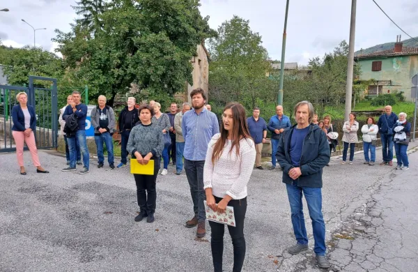 Domačini in nevladniki (v ospredju Manuela Korečič) so Boydu in 
javnosti pojasnili, kaj pričakujejo od države, da zaščiti njihovo 
zdravje in okolje.  