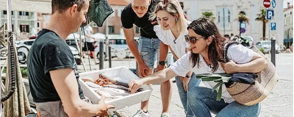 Sanela Kadić (desno) se je s  svojima gostoma, Urško in Urošem, 
ustavila tudi pri izolskemu ribiču Danijelu Hrvatu.